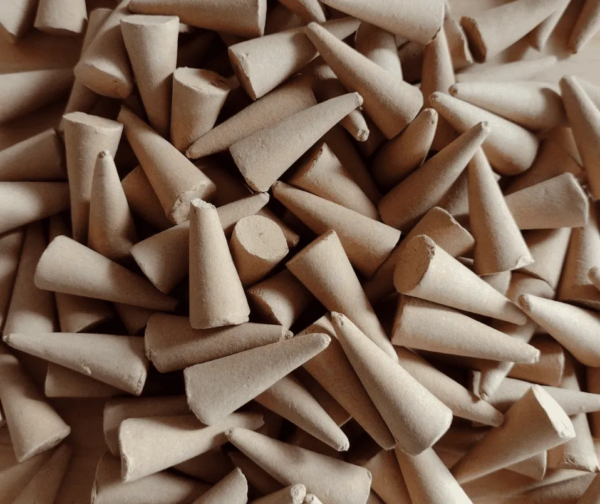 Os incensos em cone são produzidos artesanalmente, 100% natural, sem adição de carvão e atóxico. Para acendê-lo, posicione-o com a ponta menor para cima. Acenda com um isqueiro ou fósforo na ponta menor até ficar em brasa. O incenso em cone Camomila e Melissa contém óleo essencial de Camomila e Melissa com floral de Bach Heather. Mantém o equilíbrio com ação calmante. Entre 800 á 850 cones/kg Composição: fécula, óleos essenciais, extratos vegetais, florais de Bach, pó de madeira e salitre. Validade: 18 meses ATENÇÃO!!!! Este é um produto da Marca CdA, e todos os seus direitos e registros são protegidos por lei. É vedada a utilização deste produto para comercialização de marcas próprias. Para desenvolver sua marca e produto por favor fazer contato com nosso time comercial. Obrigado.