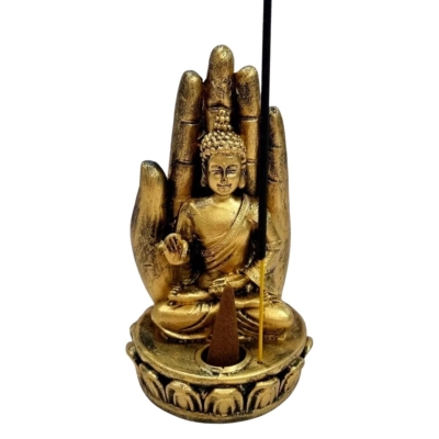 Conecte-se com a paz interior com nosso incensário defumador em resina, modelado como a palma da mão em gesto de saudação do Buda. Esta peça não só queima varetas e cone defumador, mas também emana uma atmosfera de serenidade e reverência em seu espaço. Especificações: – Porta Incenso defumador e Vareta. – Material: Resina. Dimensões (A x L x P): – 13,5 x 7,5 x 7,5 cm.
