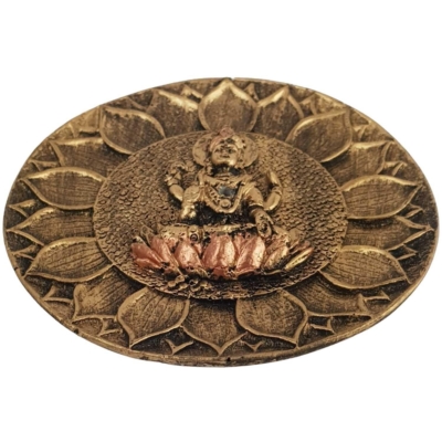 Traga espiritualidade ao seu espaço com este elegante incensário em formato de pratinho com Shiva no centro. Perfeito para rituais de meditação, este incensário combina beleza e funcionalidade, criando uma atmosfera serena e encantadora em qualquer ambiente. Especificações: – Porta Incenso Pratinho Shiva – Material: Resina. Dimensões (A x L x P): – 10 x 10 x 1 cm.